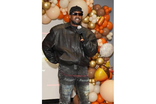 Kanye West gewann 2021 bereits seinen 22. Grammy, dabei hatte er wenige Monate vor der Verleihung mit einer spektakulären Ak...