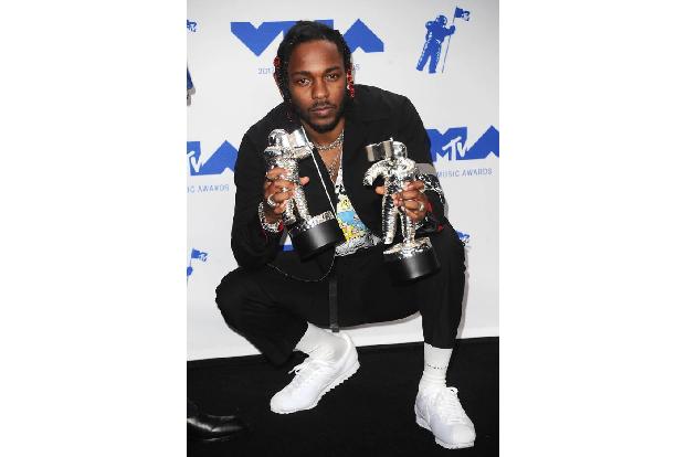 Eigentlich war im Vorfeld klar, dass Kendrick Lamar ein größeres Kaminsims brauchte — er galt als klarer Favorit in gleich m...