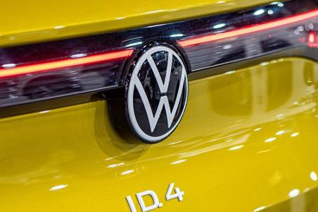 Auf internationalem Parkett hat hingegen der VW ID.4 die Nase vorn. Der Stromer gewann bei der Wahl zum Weltauto des Jahres ...