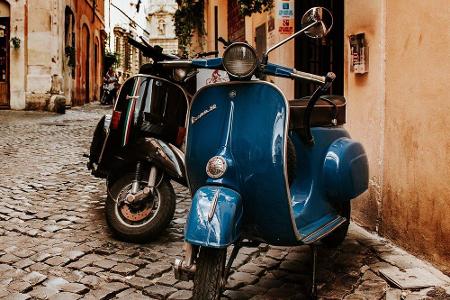 Ein weiterer echter Klassiker feierte 2021 seinen 75. Geburtstag: Die italienische Vespa war das ganze Jahr über ebenfalls i...