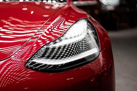 2021 knackte Deutschland die Marke von einer Million zugelassener Elektrofahrzeuge. Ganz vorn dabei: der Tesla Model 3. Er i...