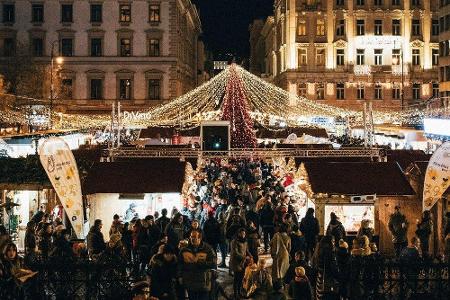 Platz acht: Budapest. Auf dem Vörösmarty-Platz herrscht bereits ab Mitte November Weihnachtsstimmung. In über 100 Holzhäusch...