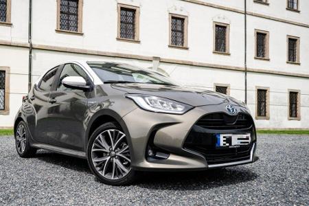 Bei den Kleinwagen geht auch die Nummer eins nach Japan: Der Toyota Yaris 1.5 Hybrid CVT schluckt nur 3,8 Liter Super pro 10...