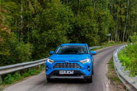 Die Mittelklasse beginnt beim Toyota RAV4 2.5 Hybrid 4x2. Für 100 Kilometer benötigt er 5,6 Liter Super, 126 Gramm CO2 komme...