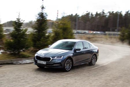 Den niedrigsten Verbrauch in der Mittelklasse hat der Skoda Octavia 1.0 TSI e-TEC Ambition DSG. Auf 100 Kilometern schluckt ...