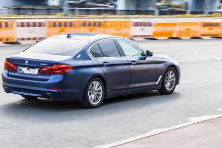 Am zweitwenigsten Sprit verbraucht in der Oberklasse der BMW 520i Steptronic. Für 100 Kilometer braucht der Münchener 6,2 Li...