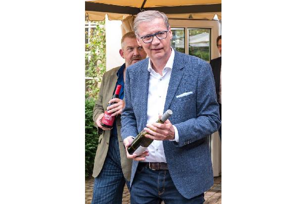 ...hat zum Beispiel auch Günther Jauch bereits die Ärmel hochgekrempelt. Dem Moderator liegt die Impfung besonders am Herzen...