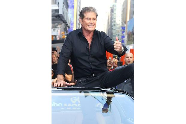 Mit Humor ließ sich David Hasselhoff vom Bundesgesundheitsministerium einspannen, sprach über seinen Heldenstatus in Deutsch...