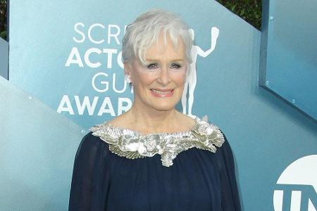 Kaum einer steht das grau-weiße Deckhaar besser als Hollywood-Star Glenn Close. Ab und zu peppt die 74-Jährige ihre Frisur m...