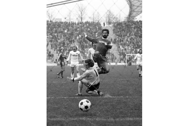 Als 'Bomber der Nation' gilt Gerd Müller noch heute als der beste Stürmer der deutschen Fußballgeschichte.
Im August starb d...