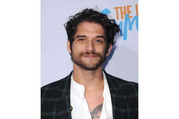 …'Teen Wolf'-Star Tyler Posey immerhin nackt mit einer Gitarre posierte, um die Werbetrommel für seinen Account zu rühren. D...