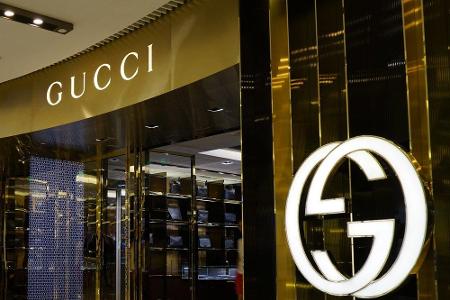 Gegründet 1921 vom Sattelmeister Guccio Gucci, etablierte sich das bekannte Symbol der beiden miteinander verschlungenen Ste...