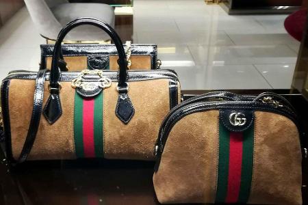 Anfangs nur an Taschen zu sehen, ziert das Monogramm heute jedes Stück der Marke. Ebenfalls typisch ist die Kombination aus ...