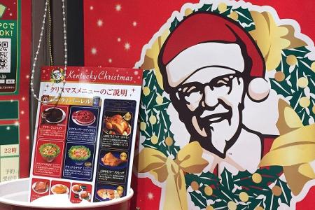 In Japan bilden sich an Weihnachten lange Schlangen vor den Filialen der Fastfood-Kette Kentucky Fried Chicken (KFC). Heiß b...