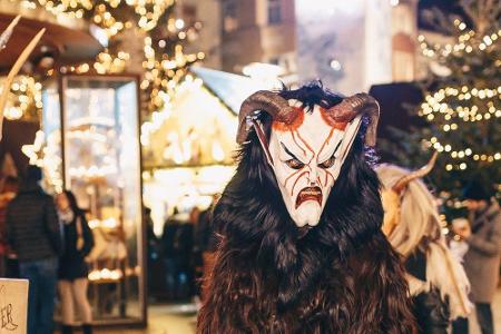 In Österreich gibt es auch schaurige Gestalten, die in der Vorweihnachtszeit ihr Unwesen treiben. Beim Krampuslauf ziehen Er...