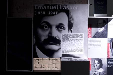 Lasker war der zweite offizielle Weltmeister und stand von 1894 bis 1921 an der Spitze der Schachwelt. Schwächen gab es im S...