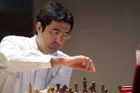 Im Jahr 2000 entthronte Kramnik seinen Landsmann Garry Kasparov und setzte sich die WM-Krone auf. Sein Spiel war das viellei...