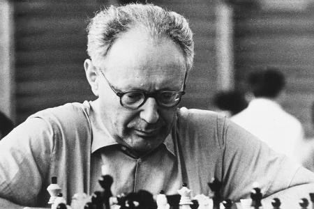 Von 1948 bis 1963 war Botvinnik der König der Schachwelt. Er gilt als Gründer der sowjetischen Schachschule und arbeitete im...