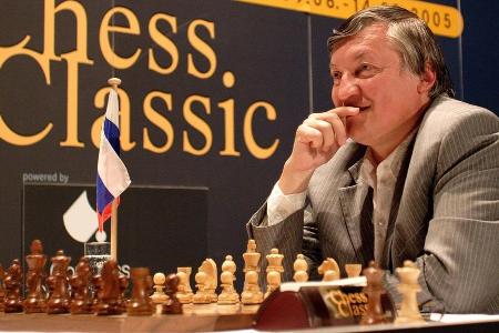 Karpov übernahm den WM-Titel 1975 von Bobby Fischer und verteidigte ihn zunächst bis 1985. Von 1993 bis 1999 stand er als FI...