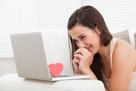 Frau mit Laptop Singlebörse