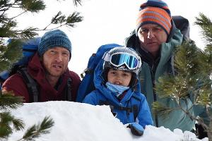 "Der Bergdoktor: Kalte Stille": Flora (Yuna Bennett) bringt Dr. Martin Gruber (Hans Sigl, r.) und seinen Bruder Hans (Heiko ...