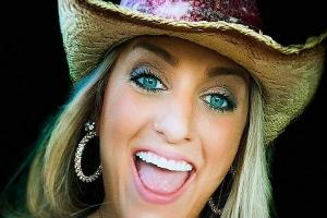 Mit 33 Jahren: Country-Star Taylor Dee stirbt nach Autounfall