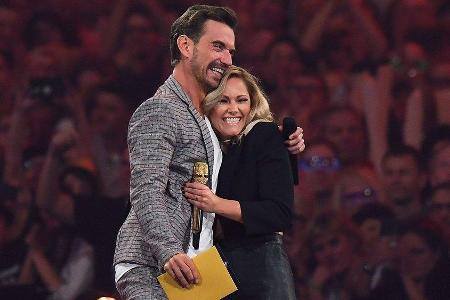 Ein emotionaler Moment für Florian Silbereisen: Helene Fischer überrascht den Moderator 2019 in seiner Show 