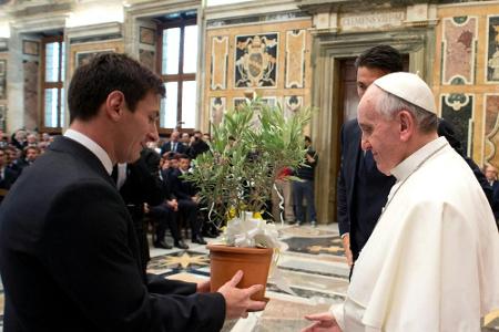 Papst Franziskus schenkt Messi signiertes Trikot
