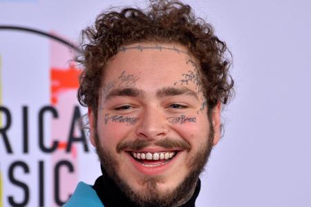 Für das wohl berühmteste Tattoo-Gesicht ist Post Malone (24) verantwortlich. Der Musiker hat sich die Schriftzüge 