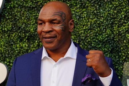 Ex-Boxprofi Mike Tyson (53) hat sich sein großflächiges Maori-Tattoo auf der linken Gesichtshälfte 2003 stechen lassen.