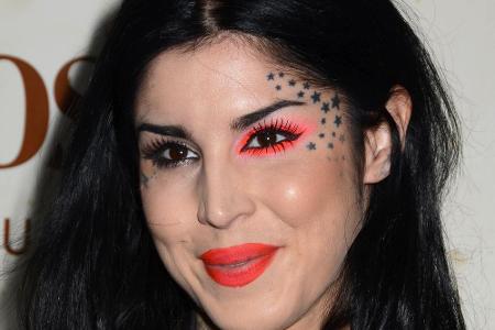 Kat von D (37) hat mehrere kleine Sterne um ihr linkes Auge platziert. Sie sollen ein Symbol dafür sein, dass man 