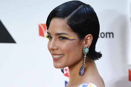 Halsey (25) ließ sich 2018 an ihrem linken Ohr das Symbol der Karte Karo-Dame in Rot stechen. Es sei ihr erstes und hoffentl...