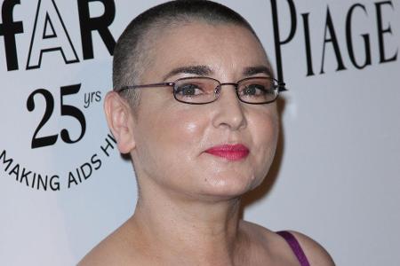 Sinead O'Connor (53) ließ sich ein Tattoo entfernen, das sie sich 2013 stechen ließ. Die Buchstaben 