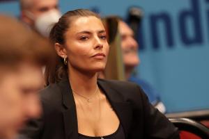 Sophia Thomalla begeistert Fans mit XXL-Ausschnitt 
