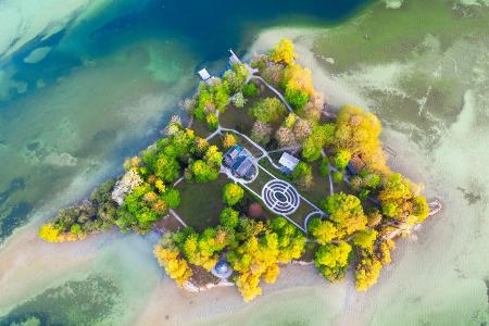 Schloss mit Schlossgarten auf der Roseninsel Starnberger See