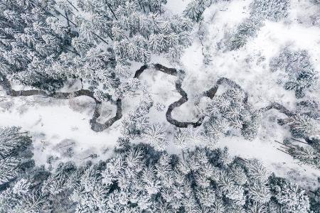 Drohnenaufnahme, Winter im Schw�bischen Wald, m�andrierender...