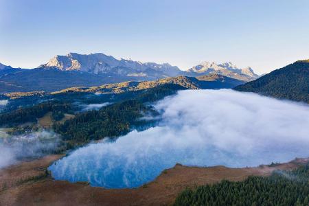 Nebelschwaden Barmsee bei Krün Drohnenaufnahme