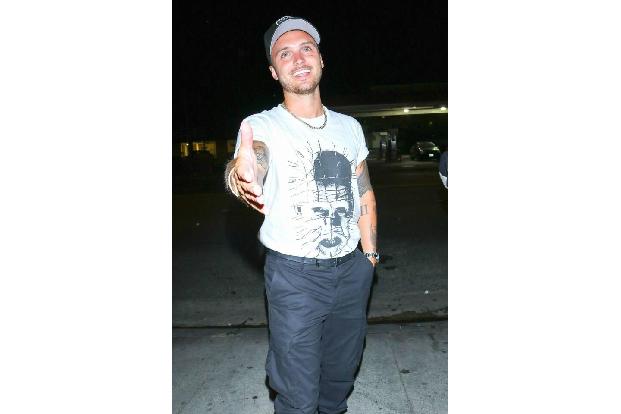 …denn Sänger Alexander DeLeon ließ sich die gleiche römische Zahl stechen wie das Model — eine 12, also XII. Anschließend ze...