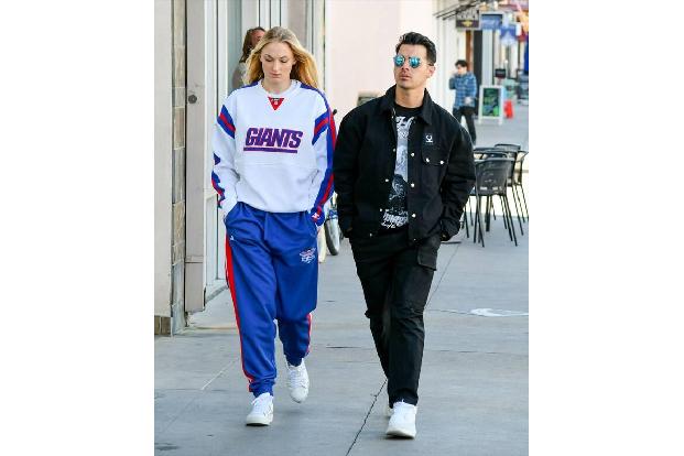…teilt zudem einen Körperschmuck mit seiner Frau Sophie Turner. Nachdem ihr Hund Waldo 2019 bei einem Unfall ums Leben gekom...