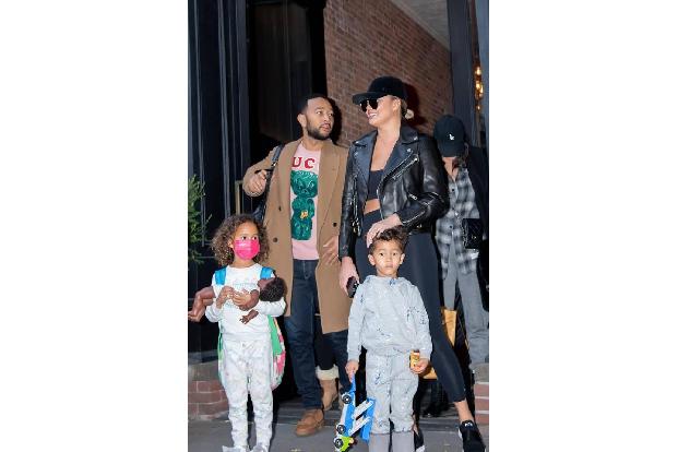 John Legend und Chrissy Teigen haben im Prinzip das gleiche Tattoo, eine Hommage an einander und die gemeinsamen Kids. Der S...