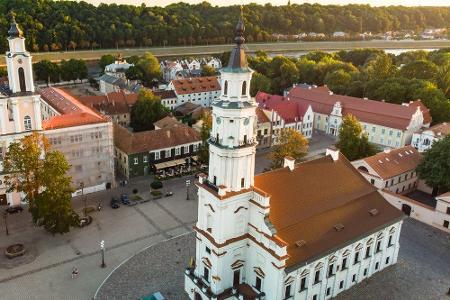 Altehrwürdig ist auch das Rathaus, dessen Turm mit seinen 53 Metern einen grandiosen Ausblick über die Altstadt bietet. Da s...