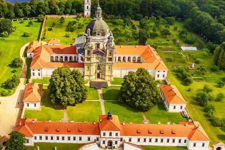 Das Kloster Pažaislis, welches sich im südöstlichen Stadtrand befindet, besitzt eine der schönsten Barockkirchen Litauens. S...