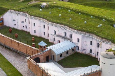 Etwas außerhalb befindet sich die IX. Fort. Dabei handelt es sich um eine Festungsanlage, die ein historisches Denkmal beher...