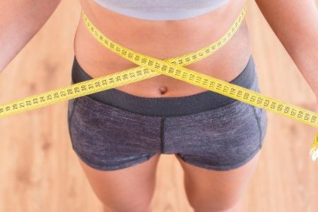 Um abzunehmen sollte man einige Tipps beachten. Denn stimmt es wirklich, dass man beim Essen nach 18 Uhr zunimmt oder Vollko...