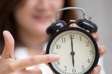 Auch der Mythos, dass man nach 18 Uhr nichts mehr essen sollte, hält sich hartnäckig. Es ist zwar eine wirkungsvolle Entgift...