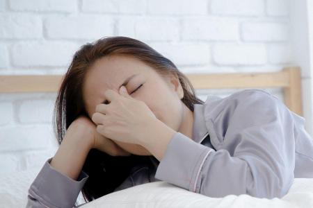 Wer zu wenig schläft, nimmt zu. Ja, denn wer nicht ausschläft, neigt dazu, tagsüber öfter zu essen. Wer zwischen ein und vie...