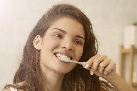 Zähneputzen hilft hingegen tatsächlich gegen Heißhunger auf Süßes. Denn die enthaltenen Pfefferminze sind als natürliche App...