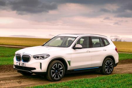 Gewinner des ADAC-Tests ist der BMW iX3. Der Vollstromer tritt mit einer Reichweite von 400 Kilometern und 150 kW Ladeleistu...