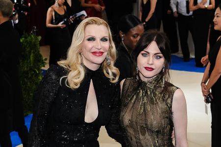 Zwar stehen sie hier Arm und Arm, doch friedlich soll die Beziehung zwischen Courtney Love und Frances Bean Cobain, der geme...