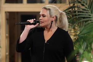 "Klassentreffen der Dschungelstars": Sarah Knappik sorgt für Wirbel